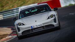 Porsche Taycan Turbo S 2023 rompe el récord del auto eléctrico más rápido en el circuito de Nürburgring
