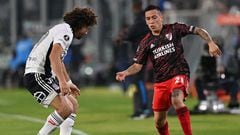 Chile's Colo Colo Argentine Maximiliano Falcon (L) and Argentina's River Plate Ezequiel Barco vie for the ball during their Copa Libertadores group stage football match, at the David Arellano Monumental stadium in Santiago, on April 27, 2022. (Photo by MARTIN BERNETTI / AFP)
