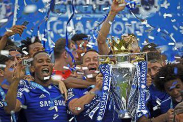John Terry alza el título de Premier League de 2015. 4 Premiers League adornan el palmares de Terry. Pueden ser 5 si el Chelsea consigue el título este año