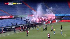 Ultras del Feyenoord irrumpen con bengalas en pleno juego