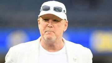 El propietario de los Raiders de Las Vegas, Mark Davis, mira antes del juego de pretemporada de la NFL entre los Raiders de Las Vegas y los Rams de Los &Aacute;ngeles el 21 de agosto de 2021 en el estadio SoFi en Inglewood, CA.
