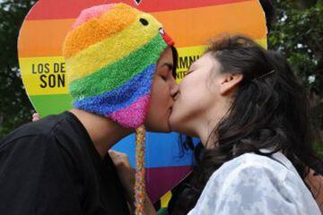Dos mujeres se besan para reclamar la igualdad de derechos de la comunidad LGBT en Asunción, Paraguay.