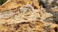 Hallan una misteriosa cara esculpida en Huelva