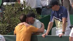 Judy Murray besa a su hijo Andy tras proclamarse campeón del ATP Challenger de Aix-en-Provence.