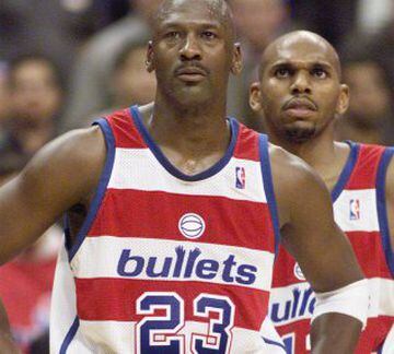 No está muy olvidada porque las cosas de Michael Jordan nunca lo están, pero el, para muchos, mejor jugador de la historia, volvió para un periplo en Washington (2001-03) tras sus trece temporadas y seis anillos en Chicago.