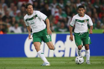 Guillermo Franco y Sinha con la camiseta de la Selección Mexicana.