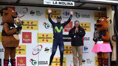 GRA541. LA MOLINA (GIRONA), 22/03/2017.- El ciclista espa&ntilde;ol del Movistar Alejandro Valverde, en el podio, acompa&ntilde;ado de las mascotas Moli y Lina, celebra su victoria en la tercera etapa de la Volta Ciclista a Catalu&ntilde;a, que ha recorrido 188,300 km. entre Matar&oacute; y La Molina. La direcci&oacute;n de la Volta ha solicitado este a&ntilde;o a los ayuntamientos que organicen seg&uacute;n su criterio como organizar las ceremonias de entrega de premios al no haber contratado azafatas para esta tarea. EFE/Toni Albir