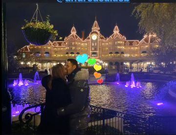 Un beso de amor de Keylor y Andrea delante del hotel Disney