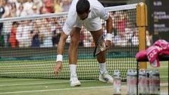Wimbledon (United Kingdom), 16/07/2023.- Novak Djokovic of Serbia picks up th epieces after he destroyed his racket on the netpost during the Men's Singles final match against Carlos Alcaraz of Spain at the Wimbledon Championships, Wimbledon, Britain, 16 July 2023. (Tenis, España, Reino Unido) EFE/EPA/TOLGA AKMEN EDITORIAL USE ONLY
