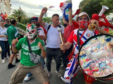 Un aficionado mexicano con la máscara de Dos Caras se hace presente en el duelo
