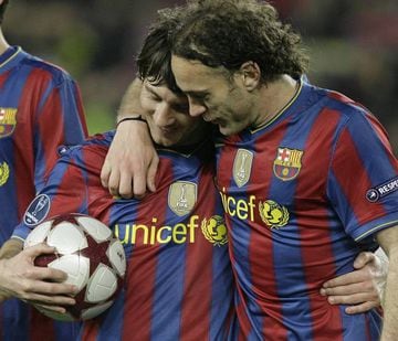 Messi es felicitado por su compatriota Milito tras marcar cuatro goles en un partido de Champions League frente al Arsenal en 2010
