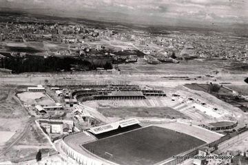 Fotografía de la construcción del Santiago Bernabéu. Abajo de la imagen el antiguo estadio de Chamartin.