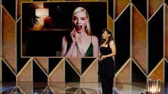 Anya Taylor-Joy (en la pantalla), ganadora del premio a la Mejor Actriz - Pel&iacute;cula de Televisi&oacute;n por &quot;El Gambito de la Reina&quot;, reacciona mientras Rosie P&eacute;rez presenta en el escenario la 78a entrega Anual de los Globos de Oro celebrada en el Rainbow Room. el 28 de febrero de 2021.