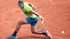 El tenista español Rafa Nadal devuelve una bola durante su partido ante Casper Ruud en la final de Roland Garros 2022.