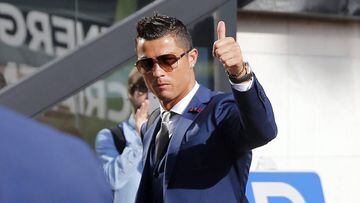 Cristiano Ronaldo a su llegada a Francia con la selecci&oacute;n.