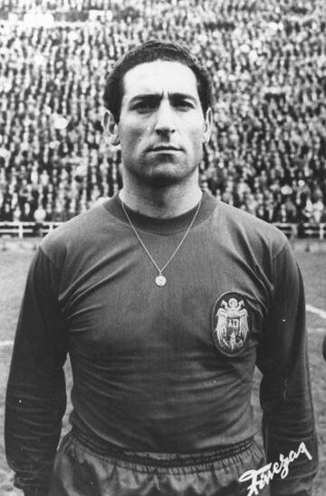Disputó un total de 43 partidos con la selección absoluta marcando cinco goles. Participó en el Mundial de Chile de 1962 e Inglaterra 1966, y formó parte del equipo que conquistó la primera Eurocopa para España en 1964.
