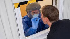 25 August 2020, Lower Saxony, Wolfsburg: A Volkswagen employee gets tested for coronavirus at a Covid-19 test center installed on VW AG factory premises. Photo: Peter Steffen/dpa Servicio Ilustrado (Autom&aacute;tico) 25/08/2020 ONLY FOR USE IN SPAIN