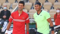 El tenista serbio Novak Djokovic y el espa&ntilde;ol Rafa Nadal posan antes de su partido de semifinales en Roland Garros 2021.
