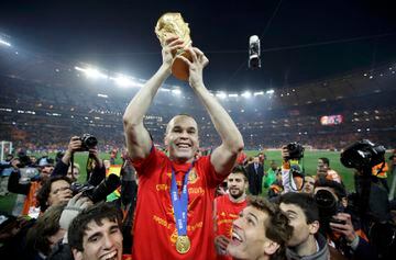 El héroe de la final Andrés Iniesta levantando la Copa del Mundial.