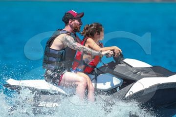 Messi, Luis Suárez y Cesc en sus vacaciones familiares en Ibiza.
 