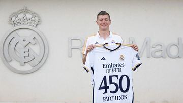Toni Kroos posa con la camiseta-homenaje a sus 450 partidos con la elástica madridista.
