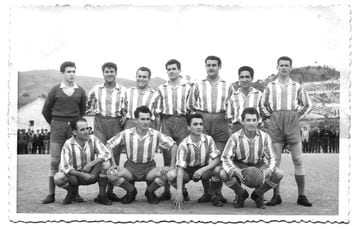 Alineación de 1957-58. Agachado el primero por la izquierda Antonio el padre de los Hierro.