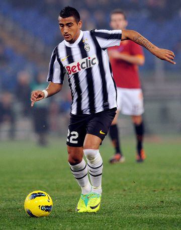 En ese entonces jugaba para la Juventus en Italia, en esa temporada el chileno jugó 33 partidos, marcó siete goles y dio cuatro asistencias en la Serie A.