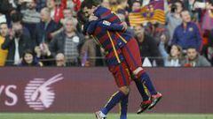 Messi, abrazado a Neymar este sábado.