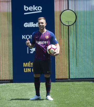 Arthur unveiled as new Fútbol Club Barcelona player.