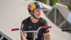 Marin Rantes, sonriendo con el casco Red Bull y sobre su bici de BMX; durante un evento de las Urban World Series 2022. 