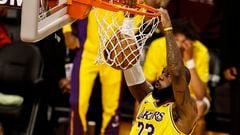 Los Angeles (United States), 27/10/2023.- Los Angeles Lakers forward LeBron James scores during the second quarter of the NBA game between the Phoenix Suns and the Los Angeles Lakers at Crypto.com Arena in Los Angeles, California, USA, 26 October 2023. (Baloncesto, Fénix) EFE/EPA/ETIENNE LAURENT SHUTTERSTOCK OUT
