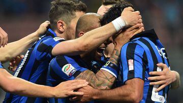 Eder (R) celebrates with teammates after scoring against Udinese. 