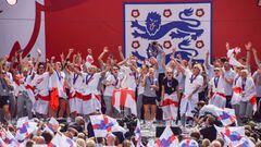 LONDON, UNITED KINGDOM - 2022/08/01: The England team celebrates on the stage during the Women's Euro 2022 special event in Trafalgar Square. Thousands of people gathered to celebrate the England team, known as the Lionesses, winning Women's Euro 2022 soccer tournament. England beat Germany 2-1. (Photo by Vuk Valcic/SOPA Images/LightRocket via Getty Images)