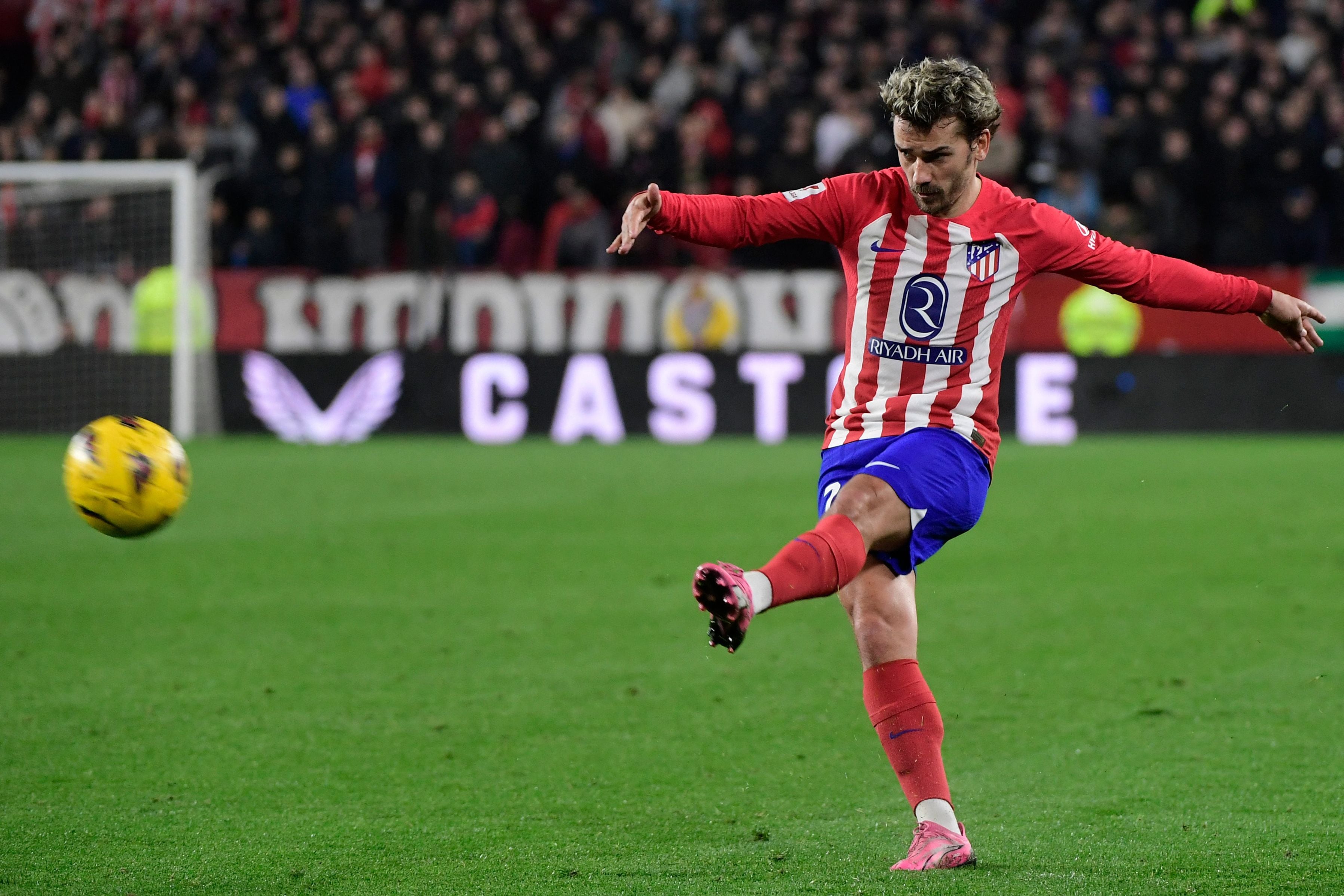 Atletico Madrid's French forward #07 Antoine Griezmann takes a free-kick during the Spanish league football match between Sevilla FC and Club Atletico de Madrid at the Ramon Sanchez Pizjuan stadium in Seville on February 11, 2024. (Photo by CRISTINA QUICLER / AFP)