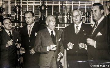 Alfredo Di Stéfano with members of Peña Casa Mariano
