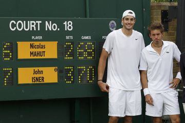 Isner y Mahut posando junto al marcador después de disputar un partido de once horas. Es el partido de tenis más largo de la historia. Tuvo lugar entre el 22 y el 24 de junio de 2010 en la primera ronda del campeonato de Wimbledon 2010 de individuales mas