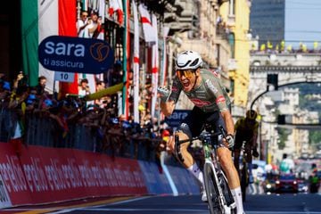 El ciclista italiano del equipo Alpecin-Fenix ​​​​Stefano Oldani celebrando su victoria al cruzar la línea de meta para ganar la 12.ª etapa de la carrera ciclista Giro d'Italia 2022.