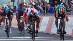Colombian rider of the UAE Team Emirates Fernando Gaviria (2nd R) crosses the finish line to win ahead of  Elia Viviani Italian rider for Deceuninckx96Quick-Step during the second stage of the UAE cycling tour in Abu Dhabi on February 25, 2019. (Photo by GIUSEPPE CACACE / AFP)