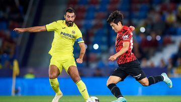 VALENCIA, SPAIN - NOVEMBER 06: Raul Albiol of Villarreal CF competes for the ball with Lee Kang-in of RCD Mallorca during the LaLiga Santander match between Villarreal CF and RCD Mallorca at Ciutat de Valencia on November 06, 2022 in Valencia, Spain. (Photo by Silvestre Szpylma/Quality Sport Images/Getty Images)