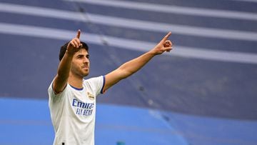 Real Madrid's Spanish midfielder Marco Asensio celebrates after scoring his team's third goal during the Spanish League football match between Real Madrid CF and RCD Espanyol at the Santiago Bernabeu stadium in Madrid on April 30, 2022. (Photo by GABRIEL BOUYS / AFP)