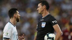 RIO DE JANEIRO, BRAZIL - JUNE 28: Lionel Messi of Argentina talks with Referee Wilmar Rold&aacute;n during the Copa America Brazil 2019 quarterfinal match between Argentina and Venezuela at Maracana Stadium on June 28, 2019 in Rio de Janeiro, Brazil. (Photo by Wagner Meier/Getty Images)