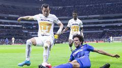 Alan Mozo pelea un balón contra José RIvero en un Cruz Azul vs Pumas.