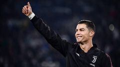 Cristiano Ronaldo saluda a la grada antes del Juventus-Milan