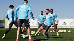Dani Carvajal, junto a Courtois, Valverde, Isco y Mariano, en un rondo del entrenamiento en la v&iacute;spera del Getafe-Real Madrid de la jornada 33 de LaLiga Santander.