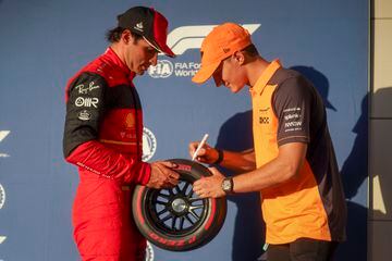 Álex Palou entrega el trofeo Pirelli por la pole en Austin a Carlos Sainz. F1 2022.