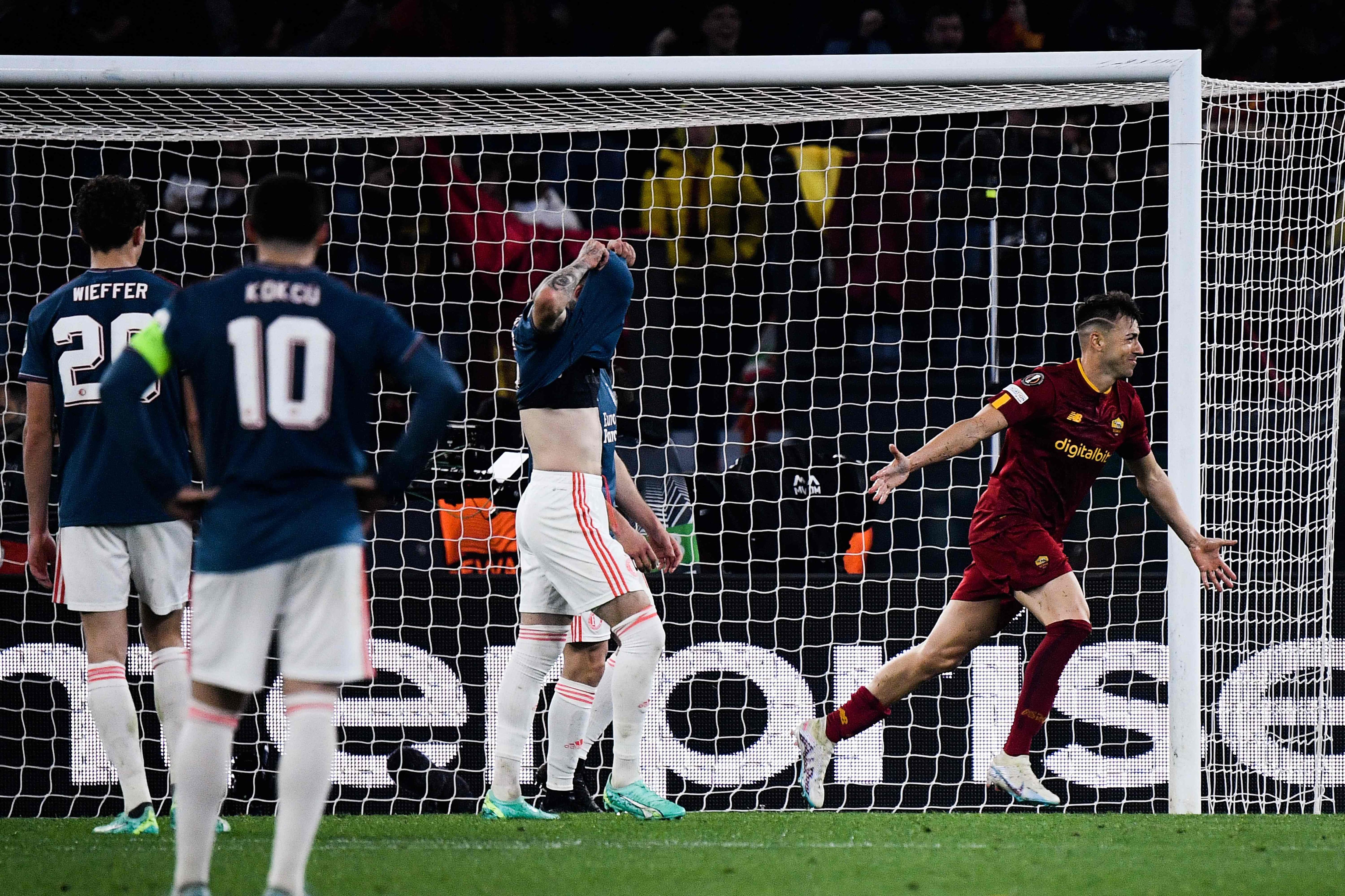 AS Roma's Italian forward Stephan El Shaarawy (R) celebrates after scoring his side's third goal during the UEFA Europa League quarter-finals second leg football match between AS Rome and Feyenoord Rotterdam on April 20, 2023 at the Olympic stadium in Rome. (Photo by Filippo MONTEFORTE / AFP)
