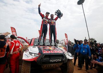 El piloto catarí Nasser Al-Attiyah y su copiloto, el francés Mathieu Baumel, celebran su triunfo en la categoría de coches. El piloto catarí Nasser Al-Attiyah ganó su quinto título de piloto del Rally Dakar y el segundo consecutivo, después de que la icónica prueba de resistencia terminara en Dammam, Arabia Saudí.