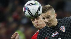 Mislav Orsic y Denis Cheryshev en el empate entre Croacia y Rusia en Mosc&uacute;.