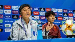 Jia Xiuquan, entrenador de China, y la jugadora Zhan en rueda de prensa.