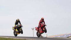 Marco Bezzecchi y Francesco Bagnaia, en el circuito de Portimao durante los últimos test de pretemporada de MotoGP.
